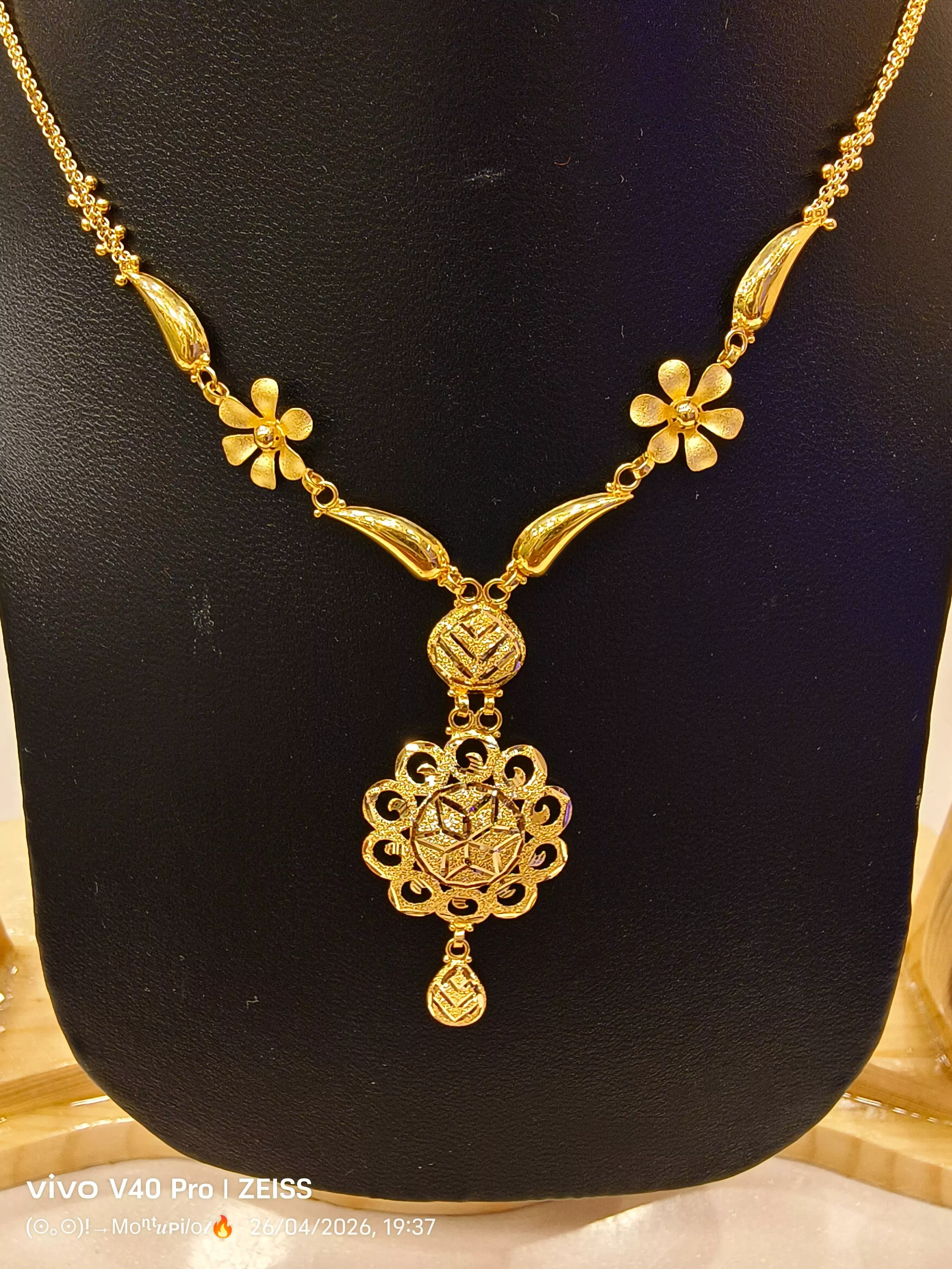 Elegant nekless designed to elevate style, featuring intricate detailing and sophistication, available at SHIV GOURI JEWELLER