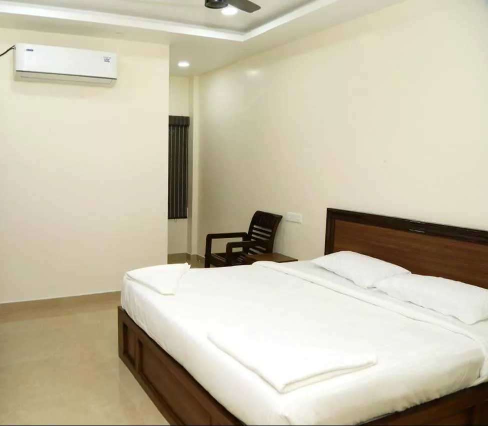 AC Double Room designed for 1 guest in Chennai, featuring modern furnishings and a comfortable atmosphere at SUDHA GRAND.