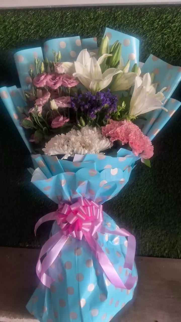 Elegant mixed flower bouquet featuring vibrant blooms, available from SHREE PURNANAND TEERTH FLOWER ARTS in Noida, perfect fo