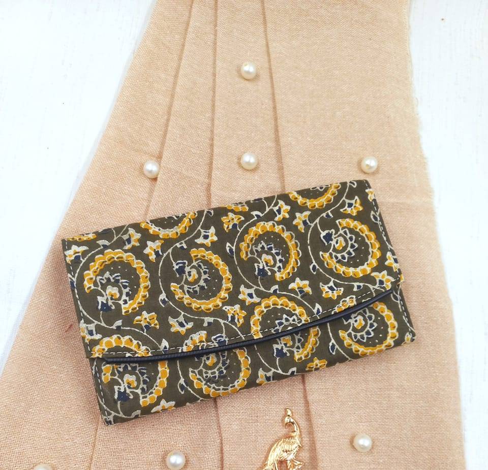 Stylish Azzraa Cotton Wallet for Women in Jaipur with a compact design, featuring multiple compartments for organization and  - Image 4