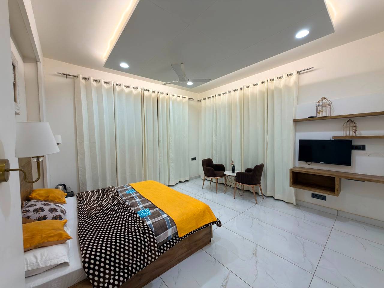 Stylish Bedroom Furniture Set Modern in Kullu, featuring a cozy design suitable for contemporary interiors in Manali.