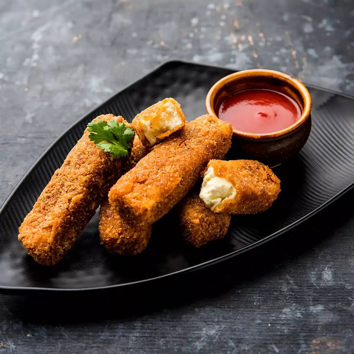 Crispy Paaner Pakoda served hot, made with fresh paneer and spices, available at PARTEEK SWEETS AND RESTAURANTS in Chicpawan.