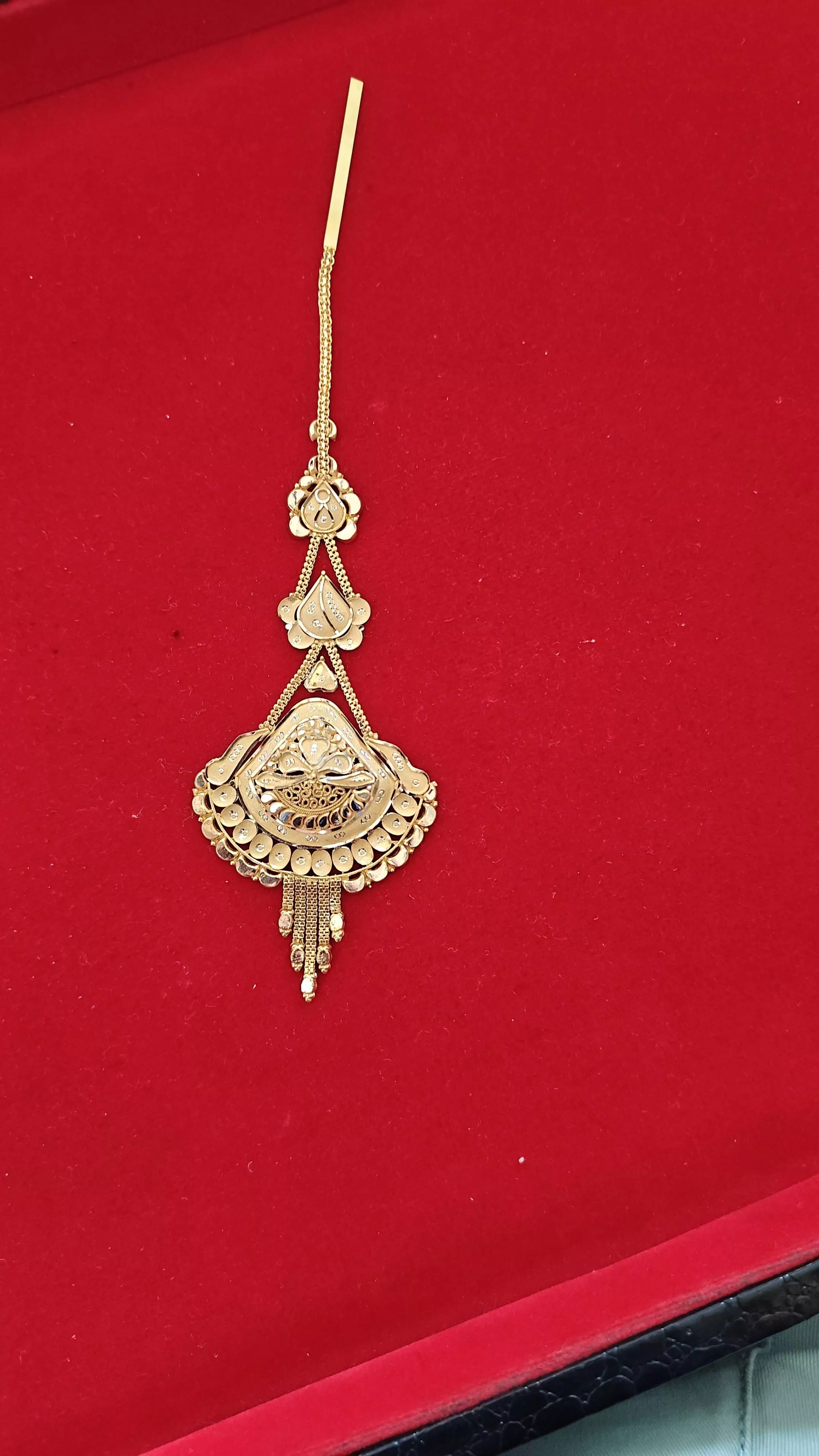 Traditional Gold Maang Tikka designed with intricate gold detailing, suitable for brides, available at JAWAHARLAL SARRAF in G