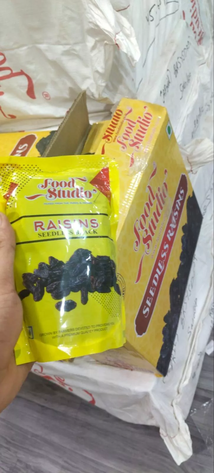 Seedless black raisins from OM ESSENCE AND DRY FRUITS in Trichy