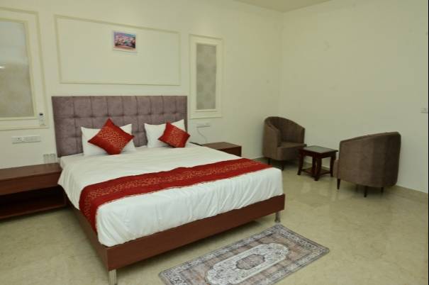 Luxurious accommodations at Rooms & Banquet Hall in Sirsa featuring Deluxe and Suite options - Image 2
