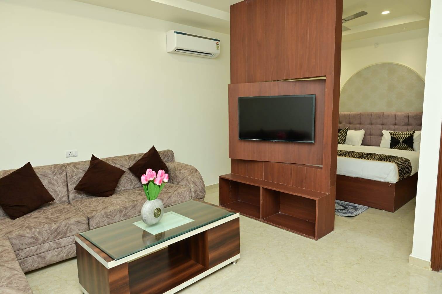 Luxurious accommodations at Rooms & Banquet Hall in Sirsa featuring Deluxe and Suite options - Image 3