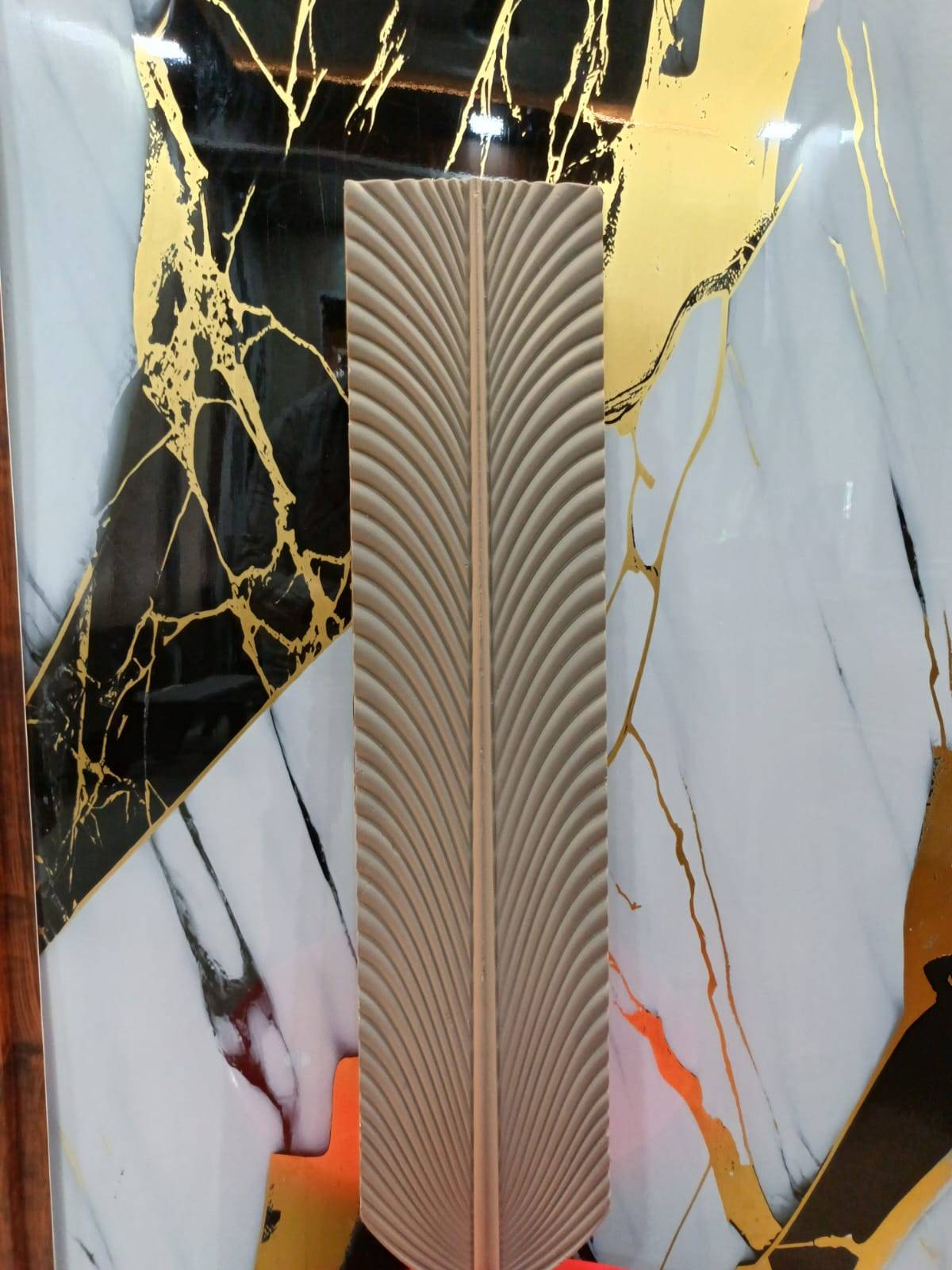 Stylish Pu feather leaf crafted from high-quality materials, showcasing its elegant design suitable for any wardrobe in Raiba - Image 3