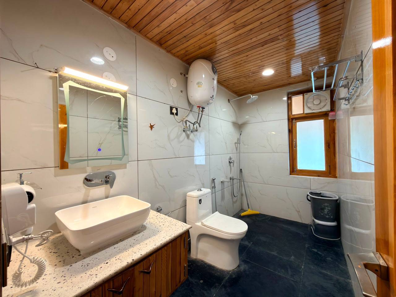 Luxurious top-rated hotel room with stunning mountain views in Dhamsu Manali - Image 1