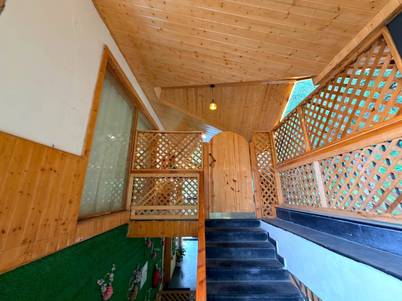 Luxurious top-rated hotel room with stunning mountain views in Dhamsu Manali - Image 2