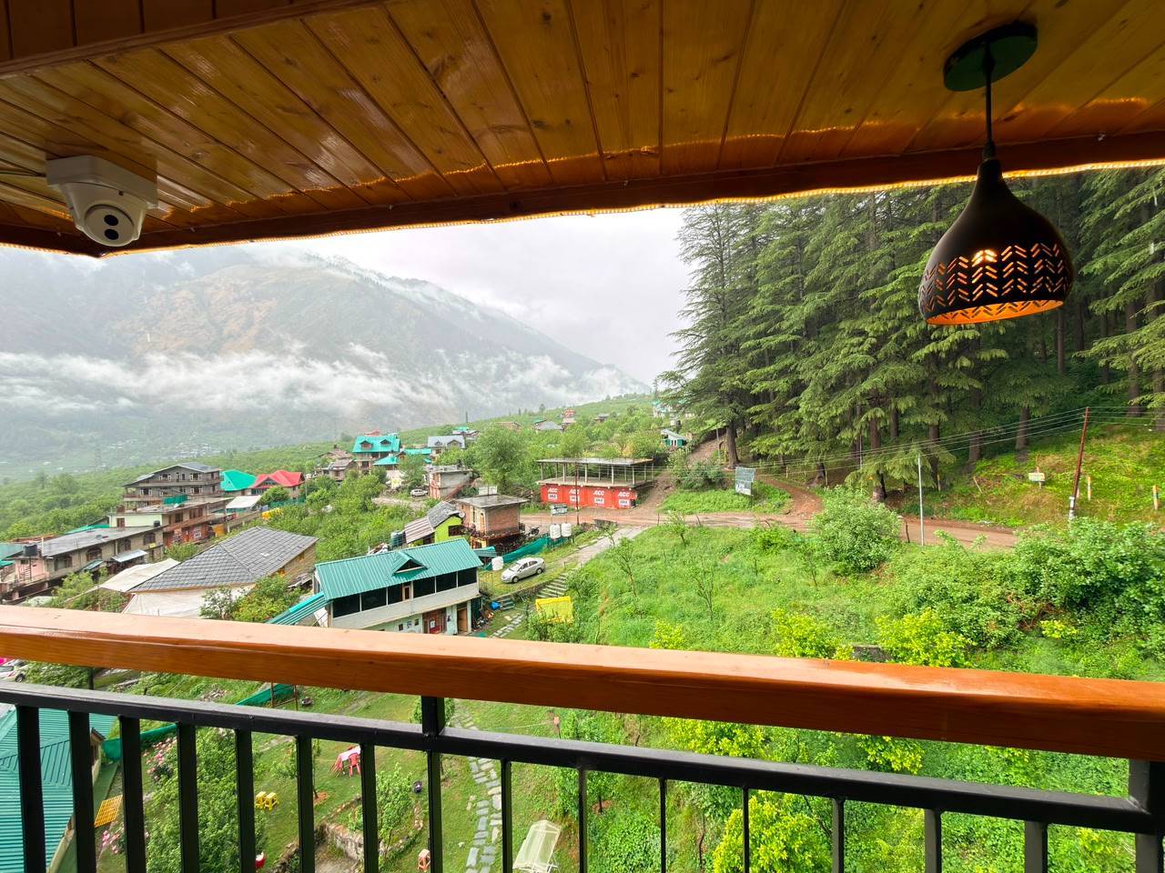 Luxurious top-rated hotel room with stunning mountain views in Dhamsu Manali - Image 3