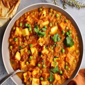 Plate of rich Matar Paneer Masala served with naan in Gondia