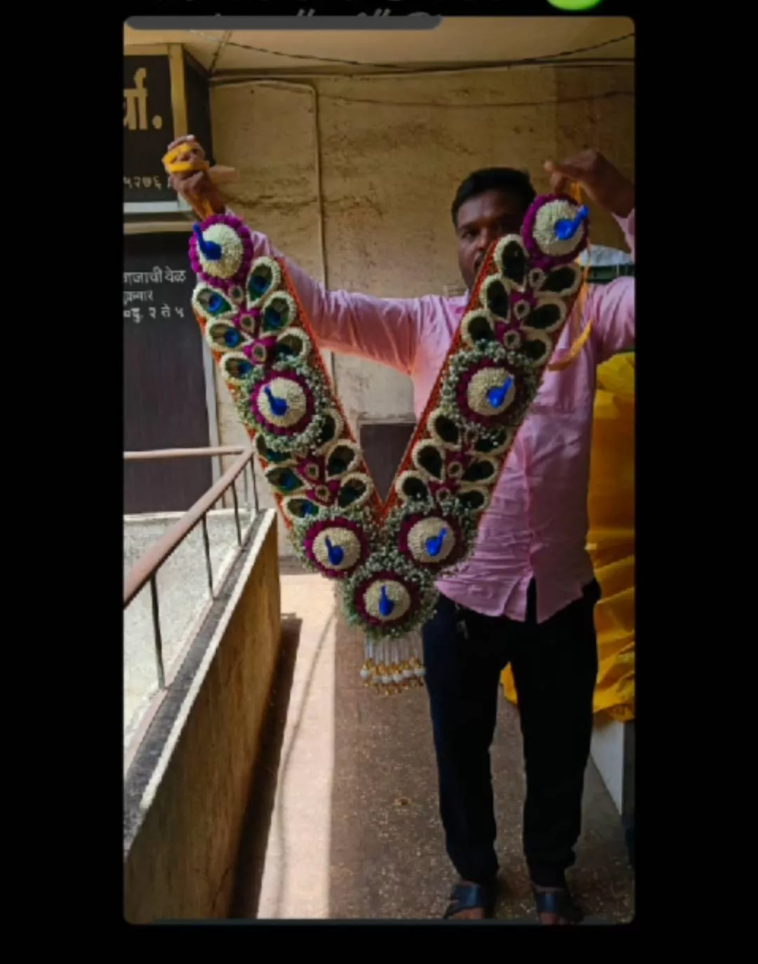 Handcrafted Traditional Flower Garland with vibrant flowers in Pune