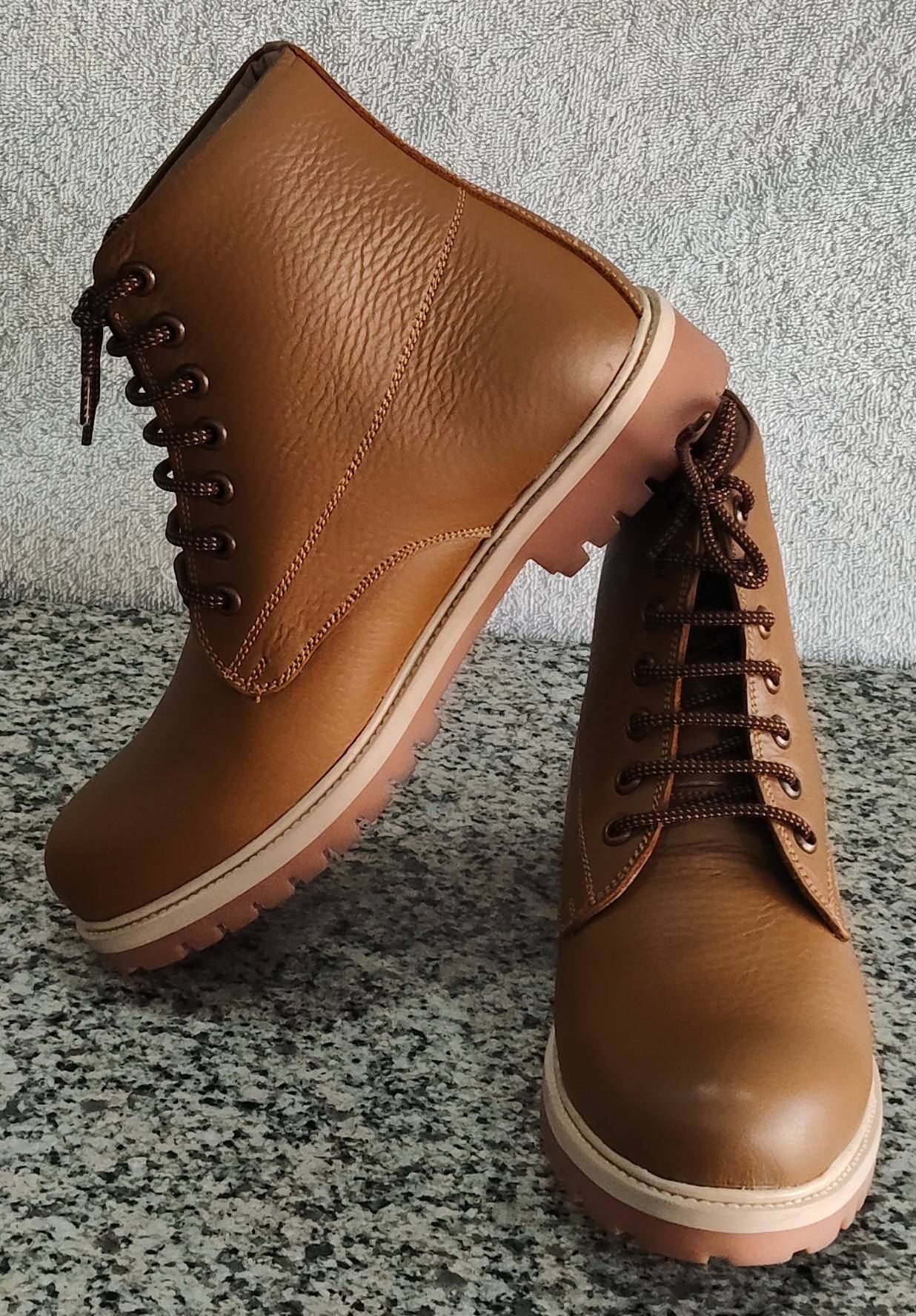 Stylish brown leather boots with a robust sole in Damtal