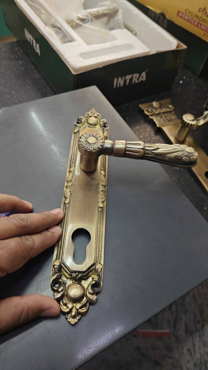Motic Lock Combo with 4 Keys displayed prominently in Moinabad