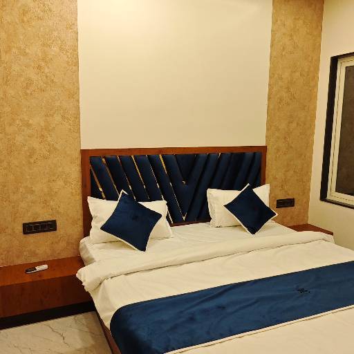 Deluxe Room Service in Naini | Luxury Accommodations | SHRI HARI TRIVENI SANGAM | 30 KHARAIL GHAT SACHHA BABA NAGAR NAINI SUB POST OFFICE NAINI ARAIL NEAR SELFY POINT LANDMARK Near Selfy Point Sachha Baba Ashram