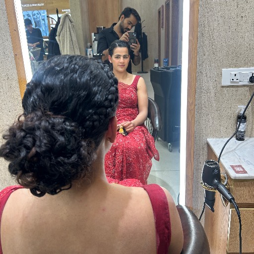 Secure Staying Hair Bun in Gurgaon | Long-lasting Style at HAIR CAPTAIN SALON, GURGAON